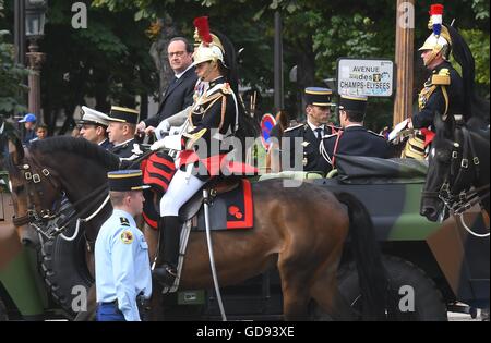 Paris, Frankreich. 14. Juli 2016. Der französische Präsident Francois Hollande (L zurück) nimmt der jährliche Tag der Bastille Militärparade in Paris, Frankreich, 14. Juli 2016. Bildnachweis: Li Genxing/Xinhua/Alamy Live-Nachrichten Stockfoto