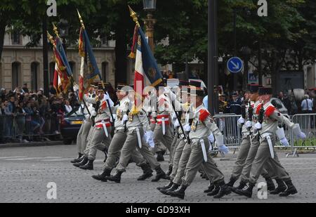 Paris, Frankreich. 14. Juli 2016. Soldaten der Fremdenlegion marschieren während der jährlichen Tag der Bastille Militärparade in Paris, Frankreich, 14. Juli 2016. Bildnachweis: Li Genxing/Xinhua/Alamy Live-Nachrichten Stockfoto