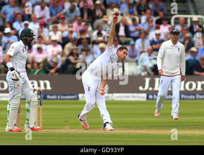 London, UK. 14. Juli 2016. Das erste Investec Cricket Testspiel. England gegen Pakistan. Englands Chris Woakes Schalen Stockfoto