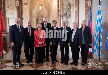 Premier der Provinz von Quebec (Kanada), Philippe Couillard (L-R), Vize-Gouverneur des Bundesstaates São Paulo (Brasilien), Marcio Franca, Premier der Provinz Western Cape (Südafrika), Helen Zille, Bavarian State Premier Horst Seehofer, Gouverneur der Provinz Shandong (China), Guo Shuqing, Gouverneur des Staates Georgia (USA), Nathan Deal, Gouverneur von Oberösterreich, Josef Puehringer , und der bayerische Minister für europäische Angelegenheiten Beate Merk Pose für ein Gruppenfoto zu Beginn der der Kopf der Regierung Konferenz Bayern und seine sieben Partnerregionen in München, 14. Juli 2 Stockfoto