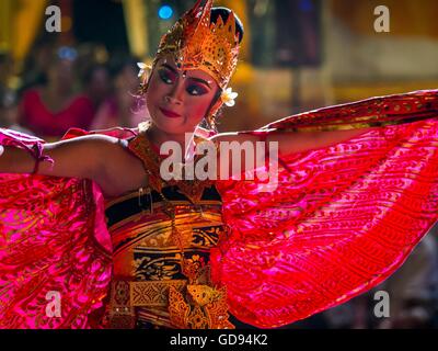 Ubud, Bali, Indonesien. 14. Juli 2016. Eine traditionellen balinesischen Legong-Tanzgruppe führt während der Masse Feuerbestattung in Ubud. Menschen vor Ort in Ubud die Überreste von Familienmitgliedern exhumiert und verbrannt ihre Überreste in einer Masse Einäscherung Zeremonie Mittwoch. Donnerstag verbrachte er am Samstag-Zeremonie, die schließt die Einäscherung und enthalten traditionelle balinesische Legong-Tänze am Abend vorbereiten. Fast 100 Menschen werden verbrannt und in die größte Masse Einäscherung in Bali in Jahren diese Woche bestattet. Die meisten Menschen auf Bali sind Hindus. Traditionelle Feuerbestattungen in Bali sind sehr expe Stockfoto