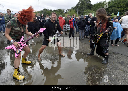 Vizovice, Region Zlin. 14. Juli 2016. Besucher genießen das internationale Musikfestival Masters of Rock in Vizovice, Zlin Region, Tschechische Republik, 14. Juli 2016. Bildnachweis: Dalibor Gluck/CTK Foto/Alamy Live-Nachrichten Stockfoto