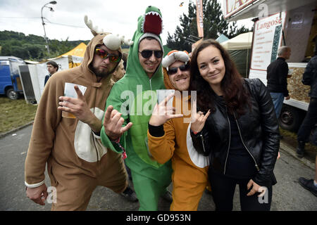 Vizovice, Region Zlin. 14. Juli 2016. Besucher genießen das internationale Musikfestival Masters of Rock in Vizovice, Zlin Region, Tschechische Republik, 14. Juli 2016. Bildnachweis: Dalibor Gluck/CTK Foto/Alamy Live-Nachrichten Stockfoto