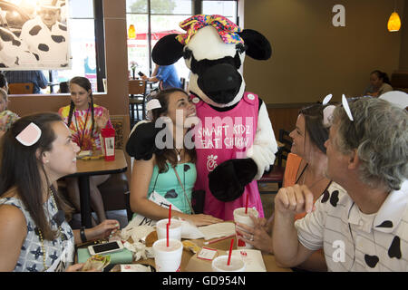 Duluth, GA, USA. 12. Juli 2016. Molly, eine CFA-Kuh besucht mit einem Team von Designern aus einer lokalen Werbung der Firma, die ihre Kuh Outfits für Kuh Appreciation Day zog © Robin Rayne Nelson/ZUMA Draht/Alamy Live News Stockfoto