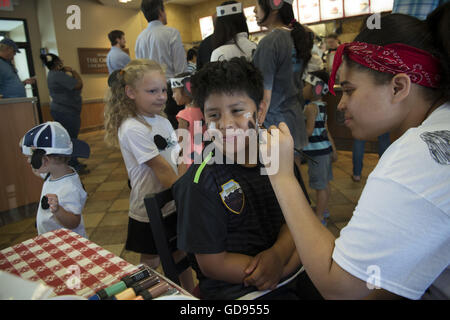 Duluth, GA, USA. 12. Juli 2016. Jesus Boltcada hat sein Gesicht gemalt mit schwarzen und weißen Flecken ähnlich eine Chick-Fil-A-Kuh auf Kuh Appreciation Day in einem Restaurant in Duluth, Georgia. © Robin Rayne Nelson/ZUMA Draht/Alamy Live-Nachrichten Stockfoto