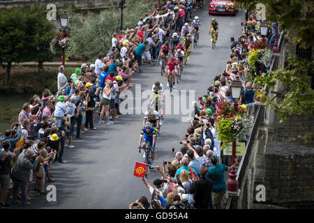 14. Juli 2016. Sommières, FR. Der Ausreißergruppe kreuzt den Fluss La Vidourle in Sommières. Bildnachweis: John Kavouris/Alamy Live-Nachrichten Stockfoto