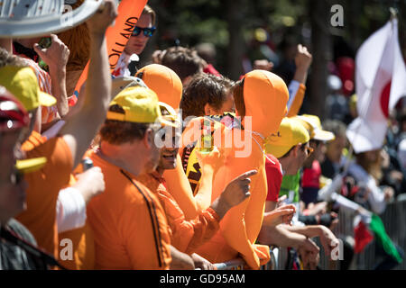 Mont Ventoux, Frankreich. 14. Juli 2016. Ein großer Teil der holländischen Fans warten in der Nähe von Etappenziel am Mont Ventoux. John Kavouris/Alamy Live-Nachrichten Stockfoto