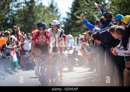 Mont Ventoux, Frankreich. 14. Juli 2016. Thomas De Gendt (Lotto-Soudal), Serge Pauwels (Team Dimension Data), Daniel Navarro (Cofidis, Lösungen Credits) führen das Feld der Aufstieg und 1., 2. und 3., bzw. beenden würde. John Kavouris/Alamy Live-Nachrichten Stockfoto