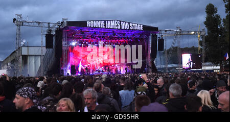 Vizovice, Region Zlin. 14. Juli 2016. Besucher genießen das Konzert des Testaments beim internationalen Musikfestival Masters of Rock in Vizovice, Zlin Region, Tschechische Republik, 14. Juli 2016. Bildnachweis: Dalibor Gluck/CTK Foto/Alamy Live-Nachrichten Stockfoto