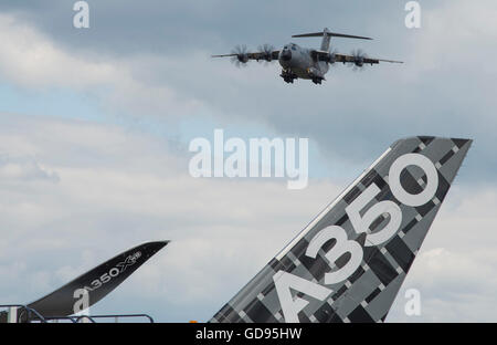Farnborough, Hampshire, UK. 14. Juli 2016. 4. Tag der internationalen Handel Farnborough Airshow. Airbus fliegen Demo, das A350 XWB-Verkehrsflugzeug auf Taxiway nach seiner fliegenden Demo mit Airbus Military A400M Landung. Bildnachweis: Aviationimages/Alamy Live-Nachrichten. Stockfoto
