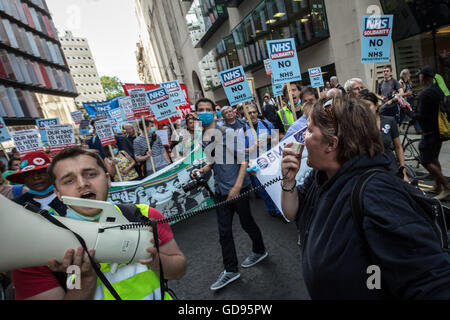 London, UK. 14. Juli 2016. Verteidigen Sie unsere NHS Protest im Zentrum von London. Anhänger und Verteidiger der National Health Service, darunter Ärzte, Krankenschwestern, Ärzte, Feuerwehrleute, Wiederholungen der Gewerkschaften und der Öffentlichkeit versammelten sich in der Nähe von St.-Bartholomäus Krankenhaus vor marschieren durch St. Pauls, gegenüber der Kathedrale aus Protest gegen die Beschleunigung in laufender Schnitten und Privatisierung des NHS Kredits rally: Guy Corbishley/Alamy Live News Stockfoto