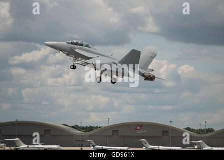 Farnborough, Hampshire, UK. 14. Juli 2016. 4. Tag der internationalen Handel Farnborough Airshow. Start der USAF Boeing F/A-18 Hornet. Bildnachweis: Aviationimages/Alamy Live-Nachrichten.