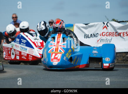 Castletown, Isle Of Man, UK. 14. Juli 2016. Tony Baker & Shelly Schmieden in Castletown Ecke in der Manx Gas Seitenwagen Meisterschaft-14 Juli. 2016 - südlichen 100 Straße Rennen, Billown Schaltung, Castletown Isle of man Credit: Samuel Bay/Alamy Live-Nachrichten Stockfoto