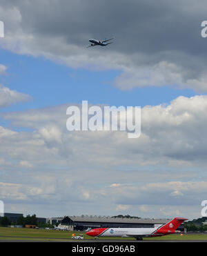 Farnborough, Hampshire, Großbritannien. Juli 2016. 4. Tag der Farnborough International Trade Airshow. Die neue Boeing 737 MAX von Boeing mit ihrer „max“-Effizienz, max“-Zuverlässigkeit und max“-Passagieranziehungskraft wird mit dem Boeing 727-Flugzeug im älteren Stil (lauter, weniger effizient) in den Himmel befördert Angepasst für die Reaktion auf Ölverschmutzungen mit einem Sprühsystem, das hinten unten angebracht ist und weltweit als Reaktion auf Ölverschmutzungen in der Industrie reist, feiert Morgen, Freitag den hundertsten Geburtstag des Unternehmens Boeing im Luftverkehr Stockfoto