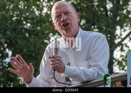 London, UK, 14. Juli 2016. Matt Wrack von der FBU spricht auf der NHS Solidaritätskundgebung am St Pauls Speichern einer öffentlich finanzierten, gelieferten und rechenschaftspflichtige NHS gewidmet.  Peter Marshall/Alamy Live-Nachrichten Stockfoto