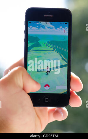 Sydney, Australien 15. Juli 2016: die Android und iPhone app Spiel Pokemon gehen zieht weltweite Popularität, so dass die Spieler fangen Pokemon in ihrem Bereich mit virtual-Reality-Technologie. Die Menschen wurden in Sydney, Australien sammeln während der CBD und Umgebung auf der Suche nach Pokemon zu Polizei Warnungen rund um das Spiel. Abgebildet ist die app Pokemon Go auf dem iPhone ausgeführt. Bildnachweis: Mjmediabox/Alamy Live-Nachrichten Stockfoto