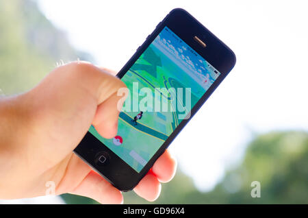 Sydney, Australien 15. Juli 2016: die Android und iPhone app Spiel Pokemon gehen zieht weltweite Popularität, so dass die Spieler fangen Pokemon in ihrem Bereich mit virtual-Reality-Technologie. Die Menschen wurden in Sydney, Australien sammeln während der CBD und Umgebung auf der Suche nach Pokemon zu Polizei Warnungen rund um das Spiel. Abgebildet ist die app Pokemon Go auf dem iPhone ausgeführt. Bildnachweis: Mjmediabox/Alamy Live-Nachrichten Stockfoto