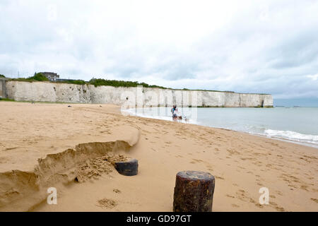 Menschen zu Fuß ihre Hunde am Strand von Kinsgate Bay Strand Broadstairs Kent Stockfoto