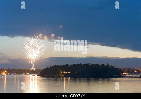 vierten Juli Feuerwerk während der Feier auf Steamboat Bay von Ost-Möwe-See in der Nähe von Brainerd minnesota Stockfoto