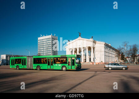 Gomel, Weißrussland - 27. März 2016: Stadtbus Umzug entlang der Straße in der Nähe von Gomel Regional Drama Theatergebäude auf dem Lenin-Platz Stockfoto