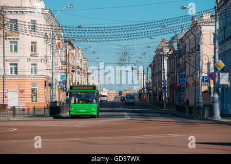 Gomel, Weißrussland - 27. März 2016: Morgen Verkehr auf Sowjetskaja Straße In Gomel, Weißrussland Stockfoto