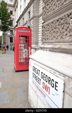 Große George Street SW1 Straßenschild mit kultigen roten Telefonzelle Stockfoto