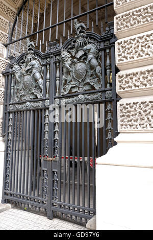 Schmiedeeiserne Tore am Eingang zu den Regierungsstellen in Great George Street Stockfoto