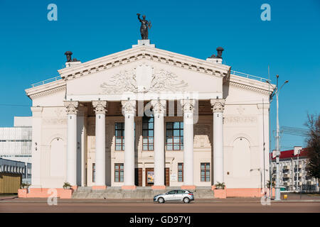 Gomel, Weißrussland - 27. März 2016: Bau von Gomel Regional Schauspielhaus auf dem Lenin-Platz in Gomel, Weißrussland. Stockfoto