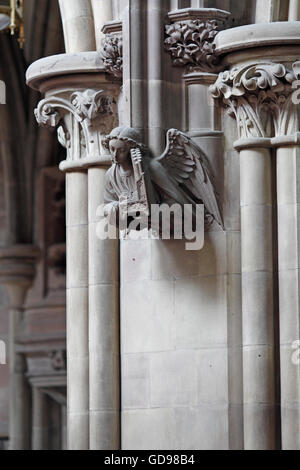 Stein schnitzen eines Engels eine kleine Orgel zu spielen. Kathedrale von Lichfield, Stäbe, UK Stockfoto