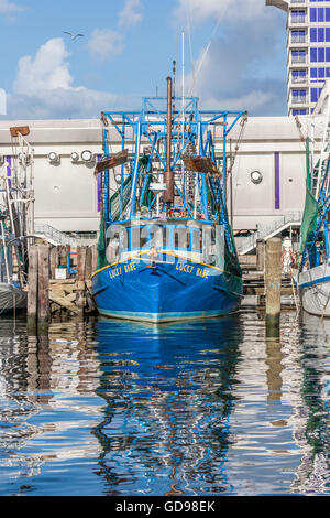 Krabbenkutter und deren Reflexionen am Biloxi Small Craft Hafen in Biloxi, Mississippi Stockfoto