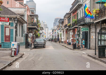 Weltweit berühmte Bourbon Street im French Quarter von New Orleans, Louisiana Stockfoto