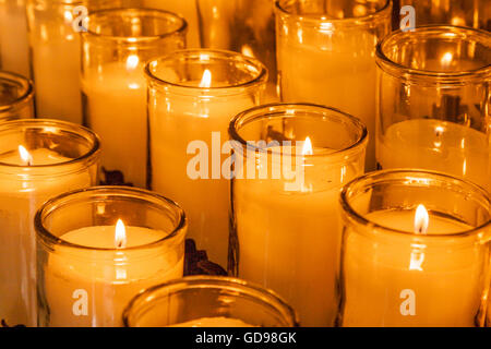 Reihen von goldenen Votiv-Kerzen in St. Louis Cathedral im French Quarter von New Orleans, Louisiana Stockfoto