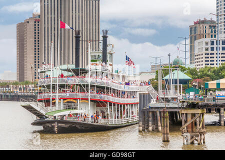 Dampfschiff Natchez an der Anlegestelle auf dem Mississippi im French Quarter von New Orleans, Louisiana Stockfoto