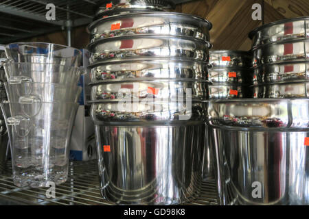 Große Metall Kochen Töpfe, Bari Restaurant & Pizzeria Equipment Corporation, New York, USA Stockfoto