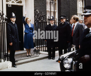 Datei Foto datiert 05.04.1979 konservative Wartungstafel und neue Premierministerin Margaret Thatcher, Ankunft auf Nr. 10 Downing Street nach den allgemeinen Wahlen zu gewinnen und besiegte die Arbeitspartei unter James Callaghan. Theresa kann der zweite weibliche Premierminister werden, nach einem Treffen mit Königin Elizabeth II um den Monarchen anzunehmen, eine neue Regierung zu bilden. Stockfoto