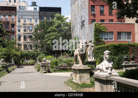 Dekorative Statuen im Skulpturengarten der Elizabeth Street, NYC Stockfoto