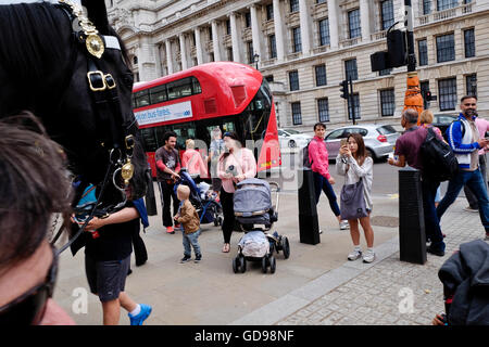 Touristen, die die Bilder von einer Kavallerie zu schützen London Stockfoto
