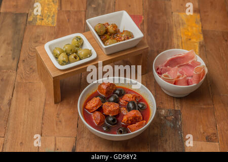 Traditionelle spanische Tapas: Chorizo al Cava, Schinken und Oliven Stockfoto