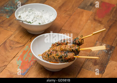 Würzige türkische Adana Kebab mit Koriander-Joghurt-Sauce Stockfoto