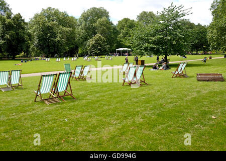 Liegestühle auf der Liegewiese am St. James Park in London an einem Sommermorgen Stockfoto