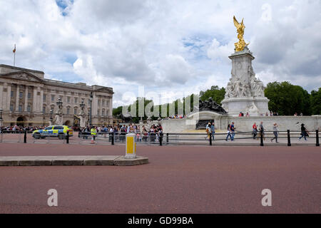 Victoria Memorial Circle mit Buckingham Palace im Hintergrund und Victoria Memorial auf rechten Seite. Londoner Wahrzeichen Stockfoto