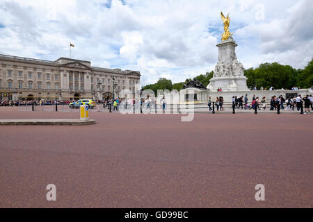 Victoria Memorial Circle mit Buckingham Palace ein Londoner Wahrzeichen im Hintergrund und Victoria Denkmal rechts Stockfoto