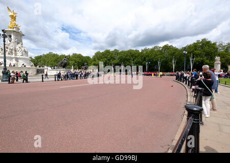 Wachablösung am Buckingham Palace ein Londoner Wahrzeichen auf Victoria Memorial Circle mit dem Victoria Memorial auf der linken Seite Stockfoto