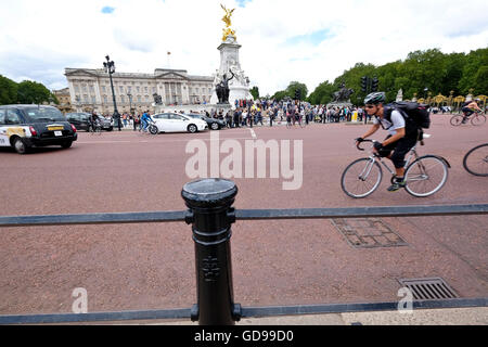 Victoria Memorial Circle mit Buckingham Palace ein Londoner Wahrzeichen im Hintergrund und Victoria Denkmal im Vordergrund Stockfoto