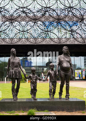 Eine echte Birmingham Familie Skulptur von Gillian tragen in Birmingham West Midlands England Centenary Square Stockfoto