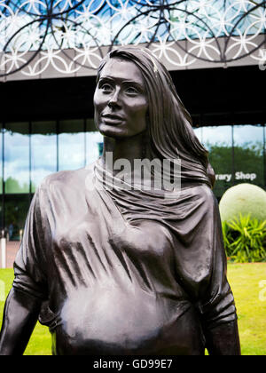 Einer der Statuen in einer echten Birmingham Familie Skulptur von Gillian tragen in Birmingham West Midlands England Centenary Square Stockfoto