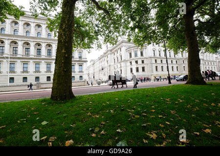 Auf dem Pferderücken Polizeistreife vorbei an The Imperial War Museum von St James Park gesehen Stockfoto