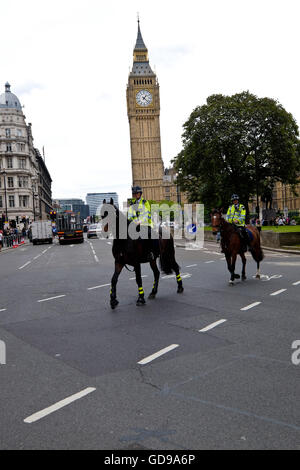 Britische Polizei montiert auf Patrouille in der Nähe von Parliament Square mit Big Ben London Wahrzeichen im Hintergrund Stockfoto