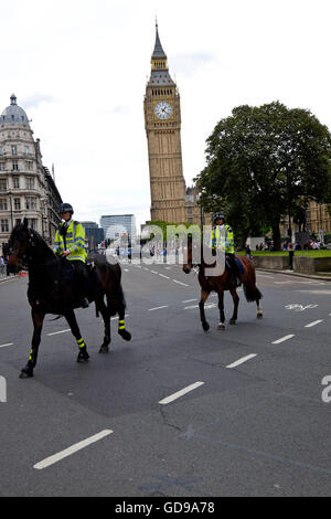 Britische Polizei montiert auf Patrouille in der Nähe von Parlament Square in London mit Big Ben London Wahrzeichen im Hintergrund Stockfoto