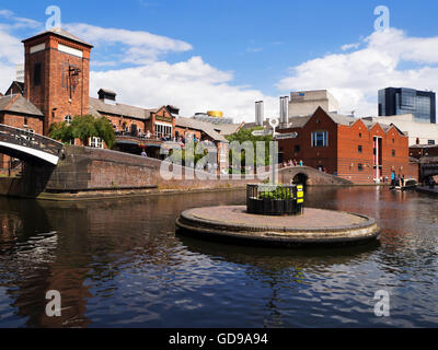 Kneipe im alten Zug Kreuzung an der Birmingham Kanal Birmingham West Midlands Englands beschäftigt Stockfoto